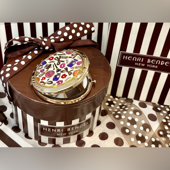 henri bendel Accessories - NWT HENRI BENDEL Floral Gold-Tone Round Compact Mirror. No scratches. Perfect.